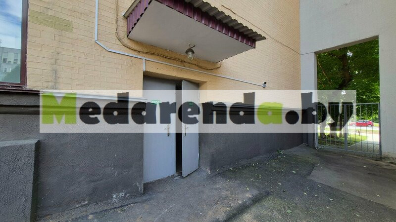 Вход в салон проката медтехники на Захарова, 59 — дверь с табличкой «Вход»